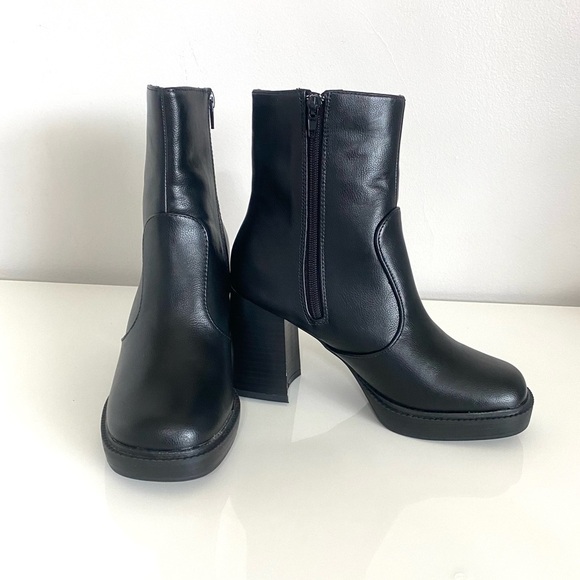 NWOB Rouge Helium Black Ankle Boots - Picture 2 of 10